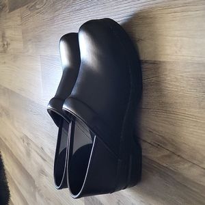 Black Dansko size 11 (43) clogs